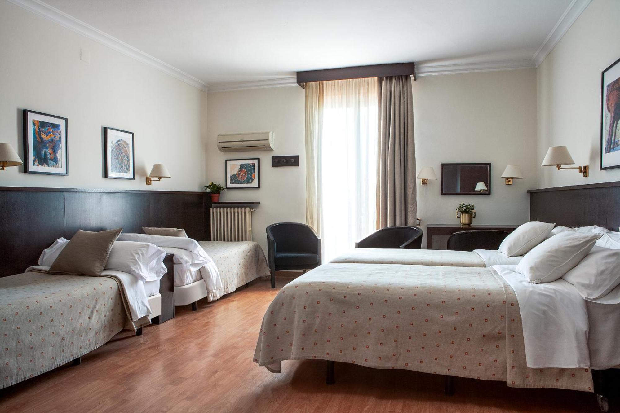 Gaudi Hotel Барселона Стая снимка